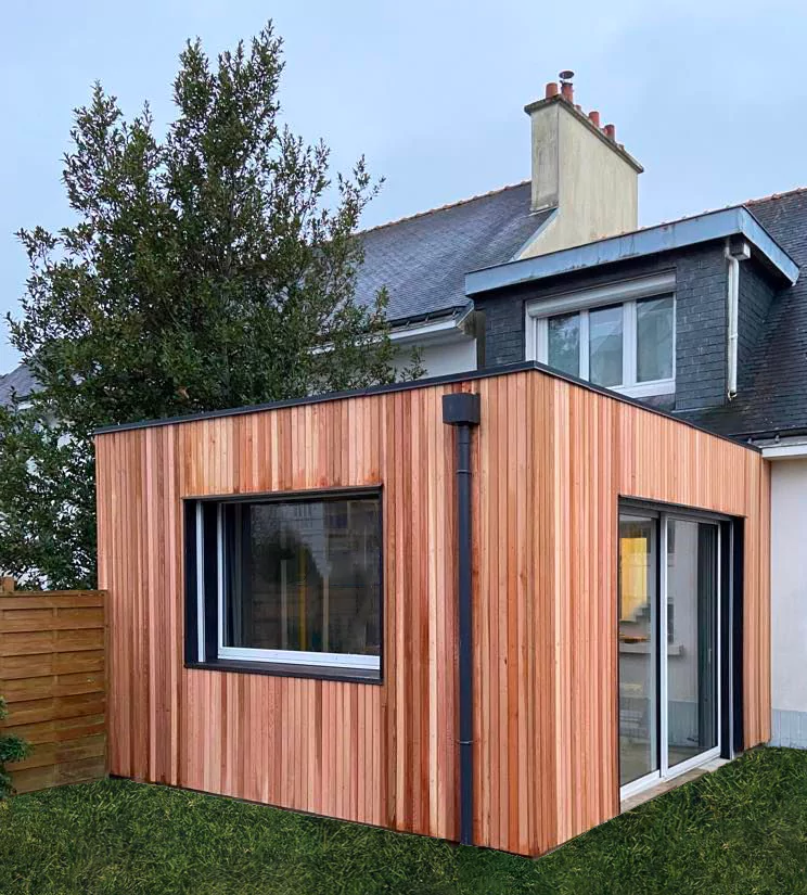 Extension ossature bois, toit plat avec verrière. Pose de bardage red cedar claire voie couleur naturelle en position verticale