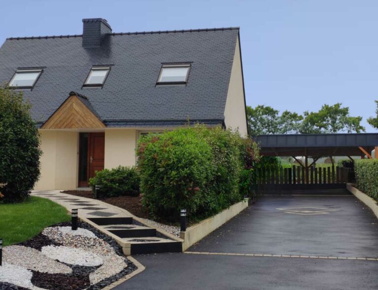 Photo d'un carport en bois à saint-nolff, vue de loin avec la maison