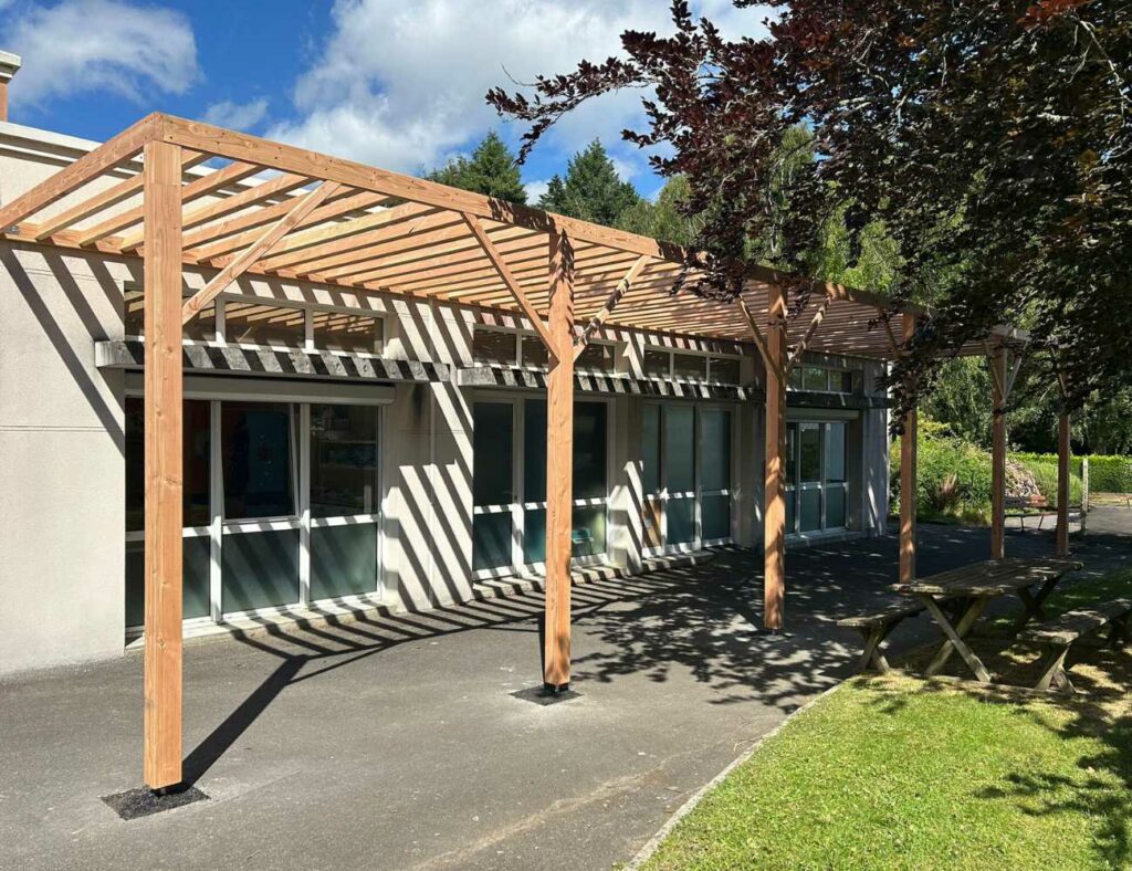 Pergola bois incliné et ajourée, Pergola sur-mesure à Saint-Avé