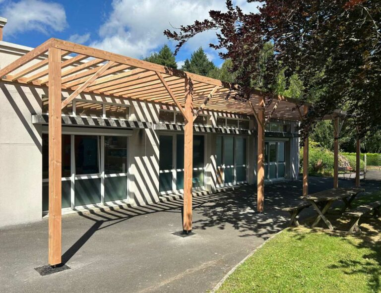 Pergola bois incliné et ajourée, Pergola sur-mesure à Saint-Avé