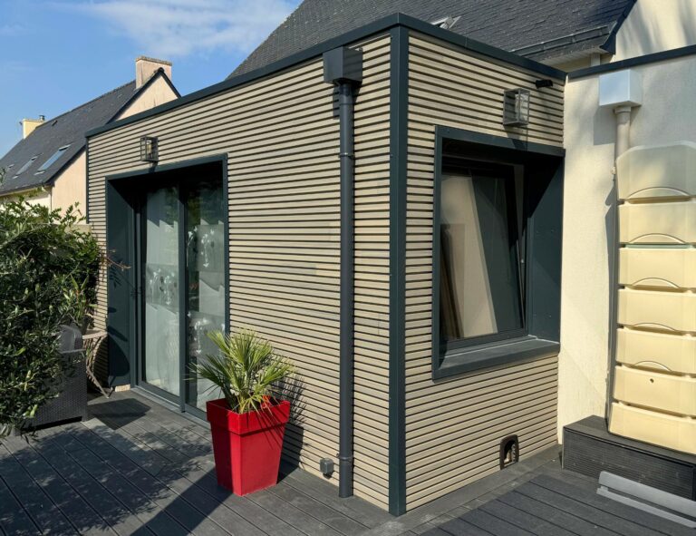 Extension bardage bois posé verticalement avec puits de lumière Add Espace